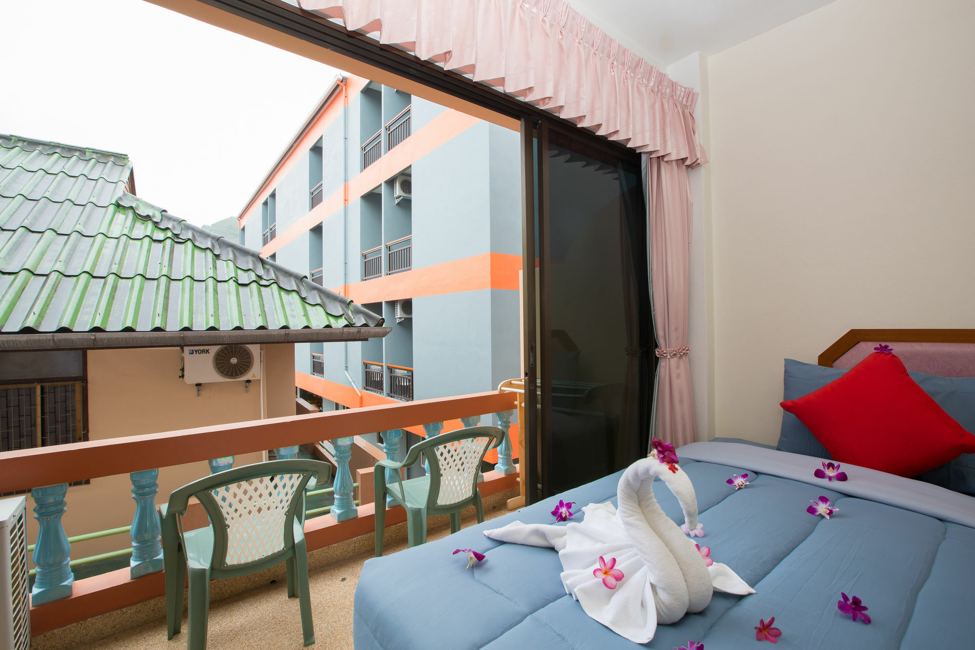 Chusri Hotel Patong Exterior foto